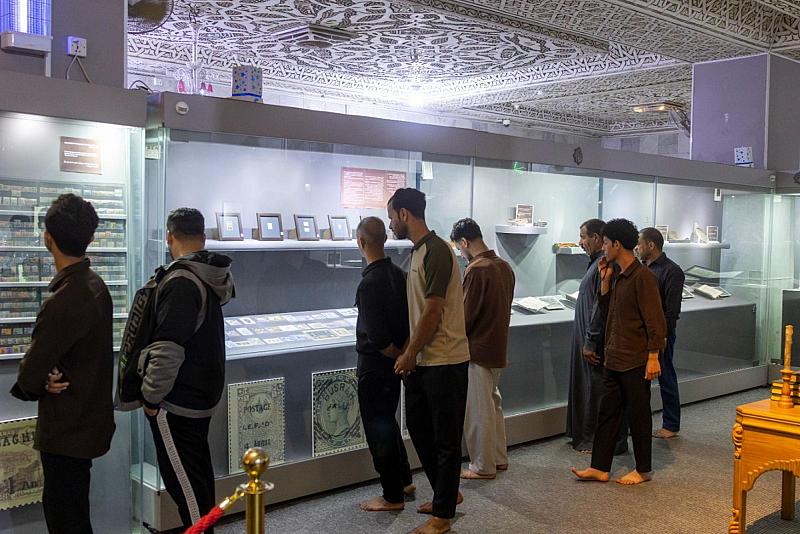متحف الكفيل يستقبل الزائرين في قاعة العرض المتحفي ويقدم شرحًا عن مقتنياته التراثية