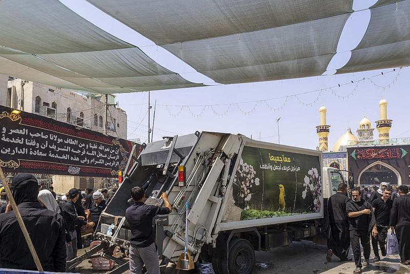 قسم الشؤون الخدمية يجري حملة لتنظيف الطرق المؤدية إلى العتبة العباسية المقدسة