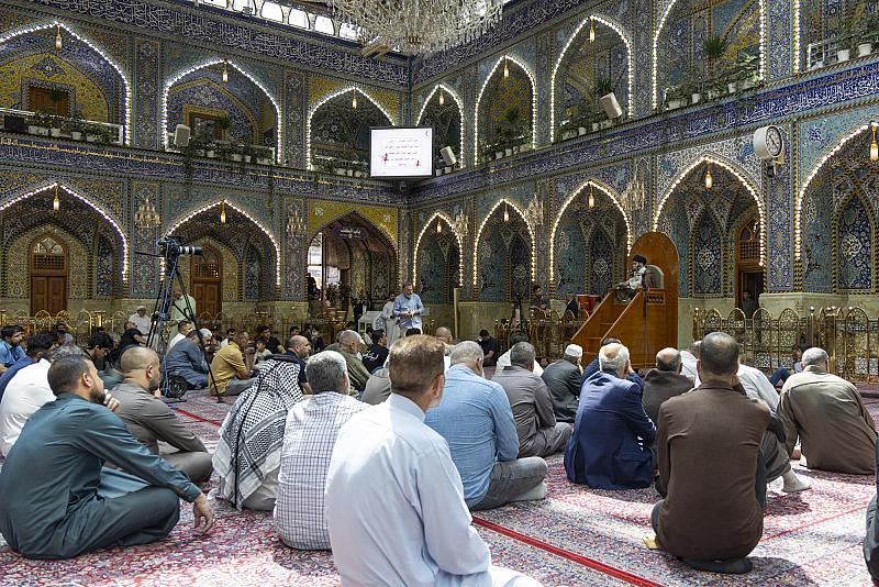 الزائرون يؤدون مراسم قراءة دعاء الندبة في صحن مرقد أبي الفضل العباس (عليه السلام)