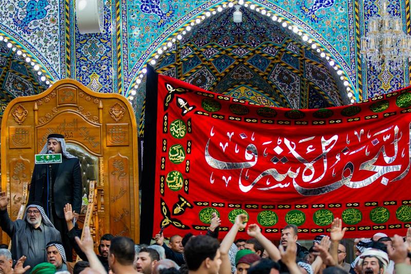 موكبُ أهالي النجف يُحيي ذكرى وفاة السيّدة أمّ البنين (عليها السلام) عند مرقد ولدِها