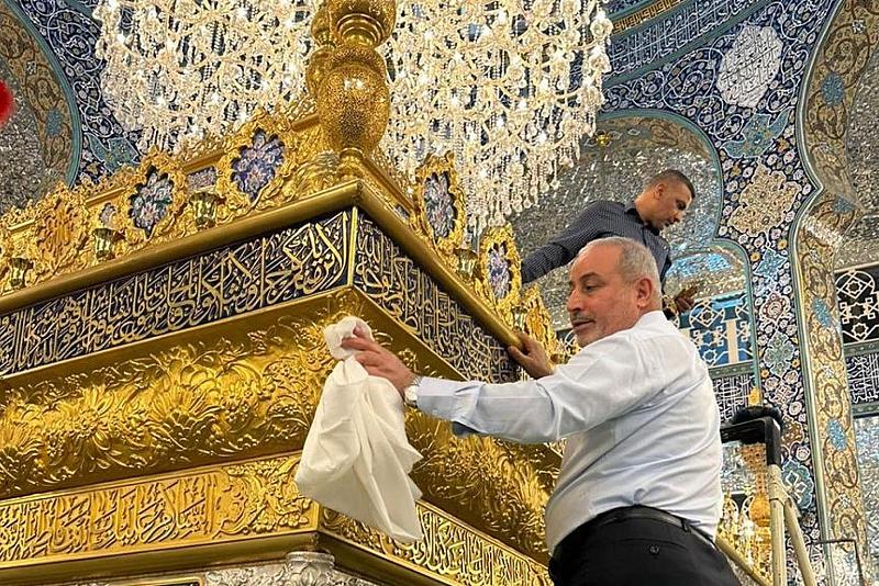 ملاكات فنية من العتبة العباسية تشرع بتنظيف شباك مرقد السيدة زينب (عليها السلام)