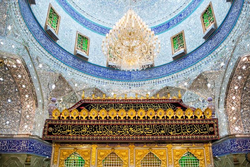 شاهد.. كسوة العزاء العاشورائيّ على شبّاك مرقد أبي الفضل العبّاس (عليه السلام)
