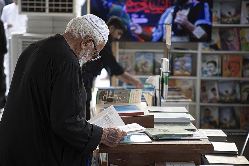 إقبال واسع يشهده جناح العتبة العباسية في معرض تراتيل سجادية للكتاب