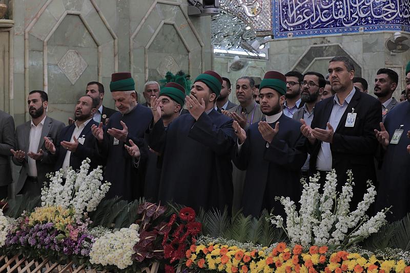 نصب أربعين إكليلا من الزهور على الشباك الشريف لأبي الفضل العباس (عليه السلام)