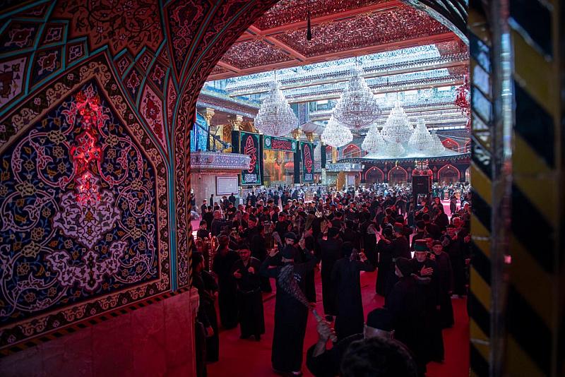 عند المرقدين الطاهرين.. مواكب العزاء تستذكر شهادة مسلم بن عقيل (عليه السلام)