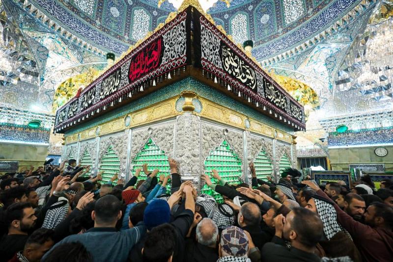 بالصّور: هكذا أحيتْ جموعُ الزائرين ذكرى شهادة الإمام الهادي (عليه السلام) عند مرقده الطاهر في سامرّاء