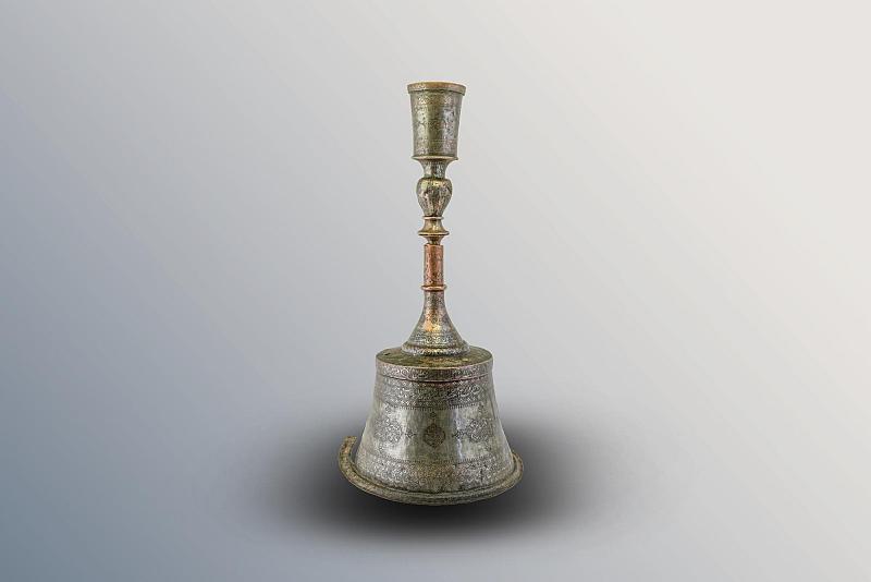 متحف الكفيل يستعرض حاملَ شموعٍ يعود إلى العصر القاجاري