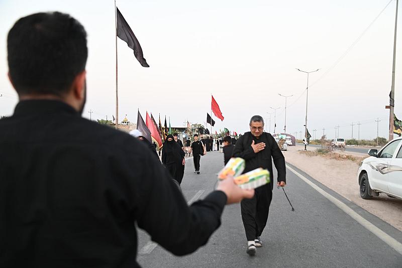 من ذي قار إلى كربلاء.. قسم شؤون المعارف يواصل تقديم خدماته لزائري الأربعين