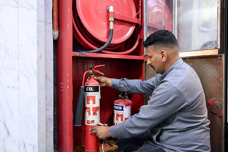 قسم الصيانة يجري الفحص الدوري لمطافئ الحريق في العتبة العباسية المقدسة