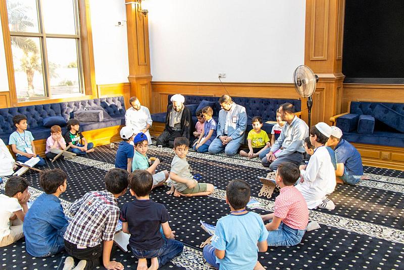 أكاديميون باختصاصات علمية مختلفة يدرّسون طلبة الدورات الصيفية في المساجد