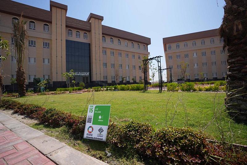 جامعة العميد تواصل تعزيز الاستدامة البيئية عبر تطوير مساحاتها الخضراء