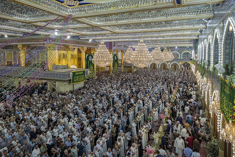 الزائرون يحيون ليلة الجمعة عند مرقد أبي الفضل العباس (عليه السلام)