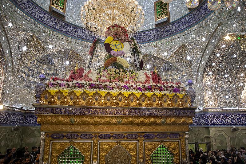 مرقد أبي الفضل العباس (عليه السلام) يزين بأكاليل الزهور تزامنًا مع الولادات المحمدية