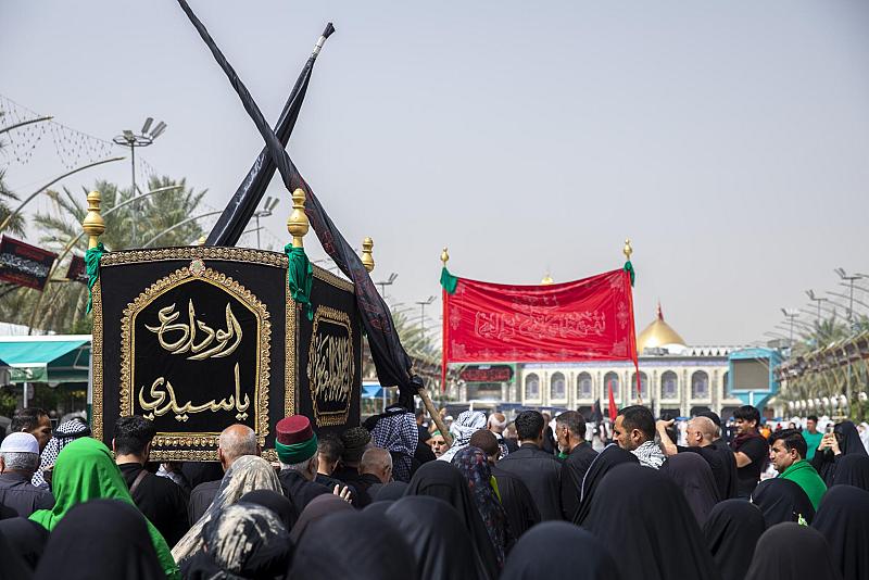 أهالي كربلاء يشيعون النعش الرمزي للإمام الصادق (عليه السلام) عند العتبتين المقدستين