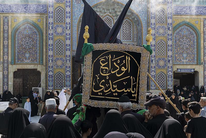 أهالي كربلاء يشيعون النعش الرمزي للإمام الحسن العسكري (عليه السلام) عند العتبتين المقدستين