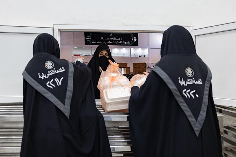 القسم النسوي في مجمع أبي الفضل العباس (عليه السلام) يقدّم أكثر من 22 ألف وجبة طعام لزائرات الأربعين