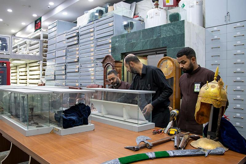 استعدادًا لمشاركته في الموكب الثقافي العام.. متحف الكفيل ينجز تأهيل خزانات عرض القطع المتحفية