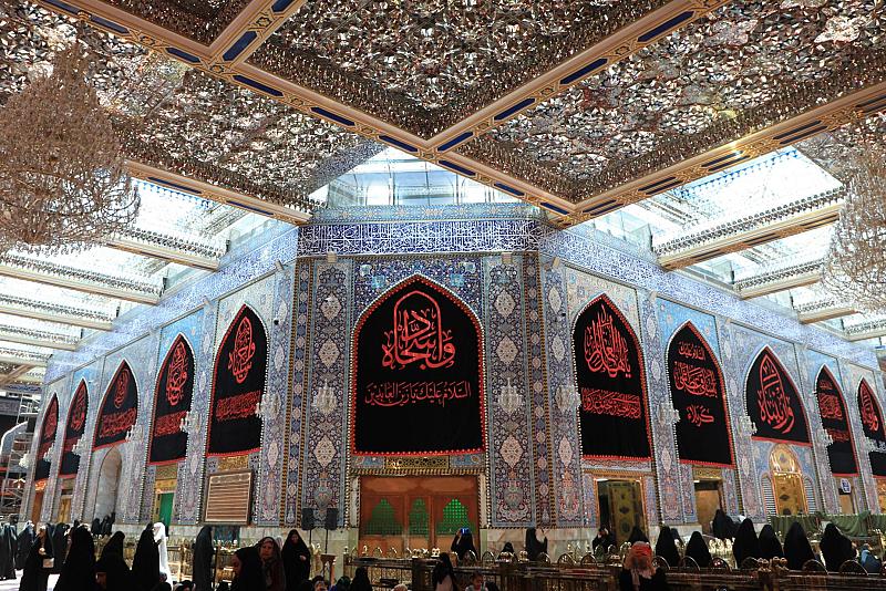 قسم رعاية الصحن الشريف يشرع بنشر اللافتات الخاصة بشهر محرم الحرام
