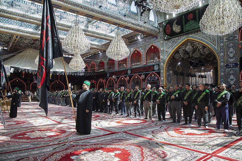 خَدمَة مرقد أبي الفضل العباس (عليه السلام) يؤدّون مراسم الممارسة العبادية