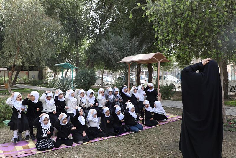 إحياءً لليالي القدر.. معهد القرآن الكريم النسوي ينظم جلسة عبادية لفتيات روضة أحباب الكفيل في النجف