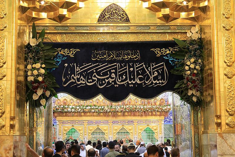 تزامناً مع حلول المولد النبويّ.. أكاليل الورد تزيّن ضريح أبي الفضل العباس (عليه السلام)