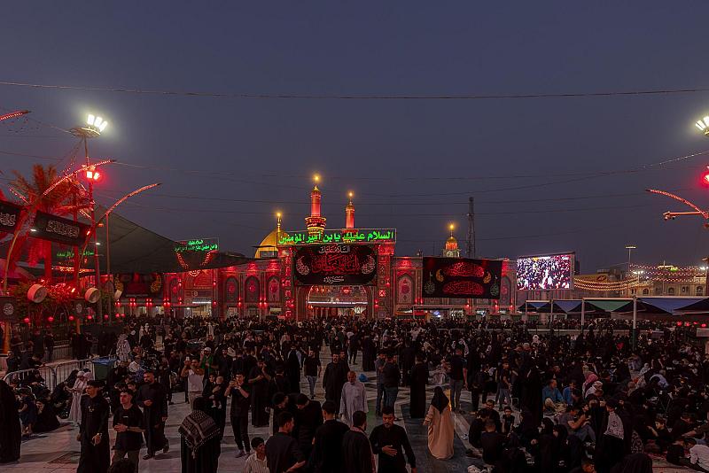 المؤمنون يحيون ليلة الجمعة عند مرقد أبي الفضل العباس (عليه السلام)