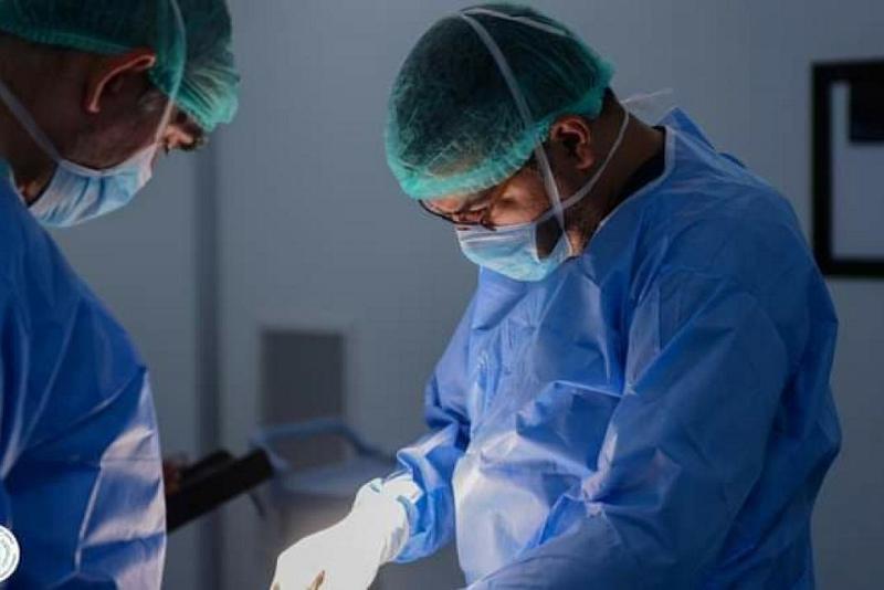 تثبيتُ كسرٍ معقّد في أعلى عظم العضد