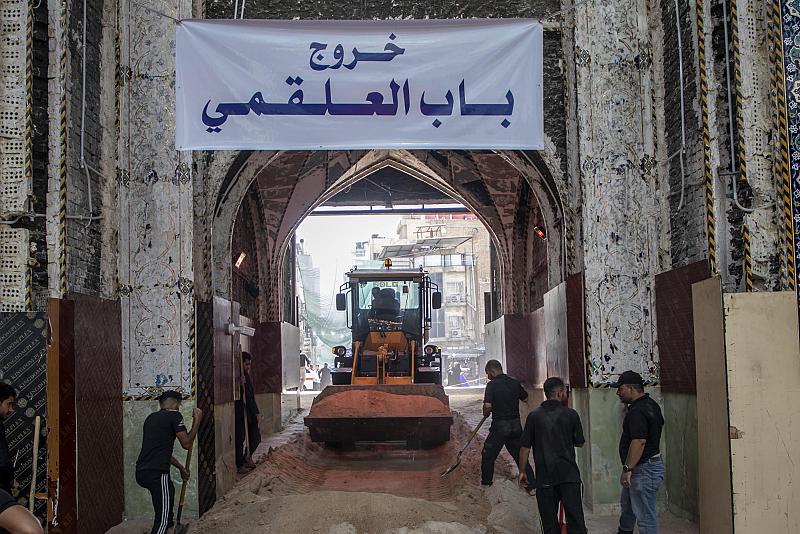 ملاكات العتبة العبّاسية تجري حملة لتنظيف بوّابات الصحن المطهّر