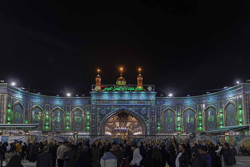 جموع الزائرين تحيي ليلة الجمعة عند مرقد أبي الفضل العباس (عليه السلام)