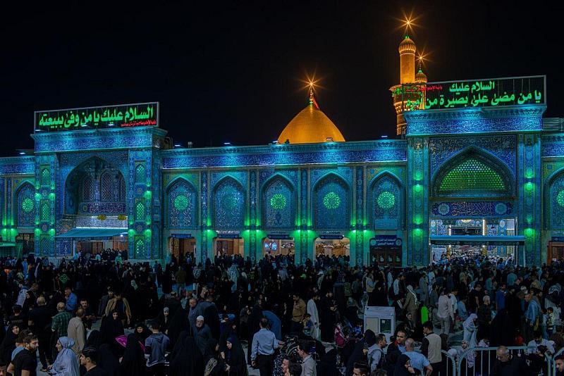 الزائرون يحيون ليلة الجمعة الأخيرة من شهر ربيع الآخر عند مرقد أبي الفضل العبّاس (عليه السلام)