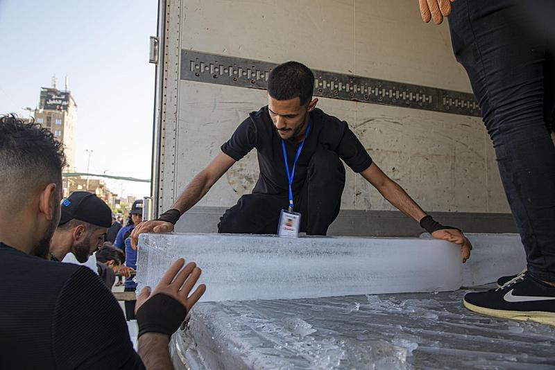 الشؤون الخدمية: (12) ألف صندوق ماء و (3) آلاف قالب ثلج توزّع يوميّاً للمواكب الحسينية