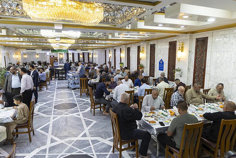 العتبة العباسية تقيم مأدبة إفطار لعدد من منتسبيها المتقاعدين