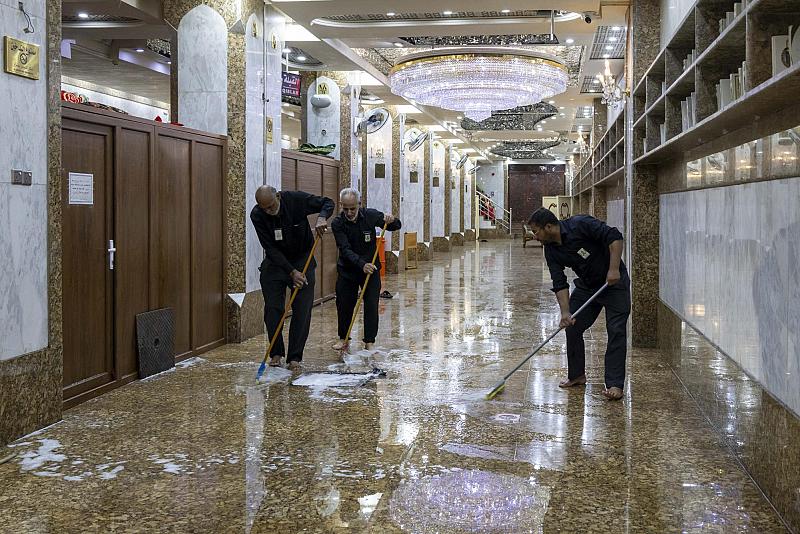 ملاكات قسم الشؤون الخدمية تنجز أعمال غسل سرداب الكف وتنظيفه