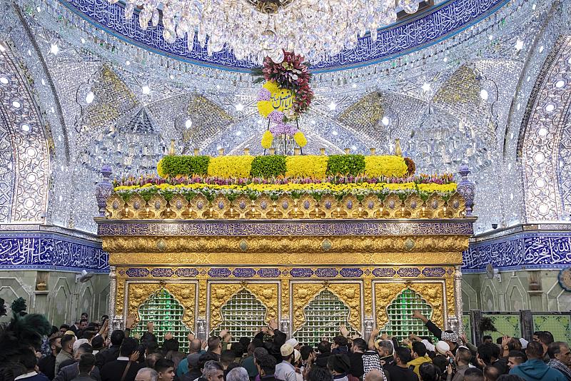 أكاليل الورد تزين شباك مرقد أبي الفضل العباس (عليه السلام) بمناسبة المولد المهدوي