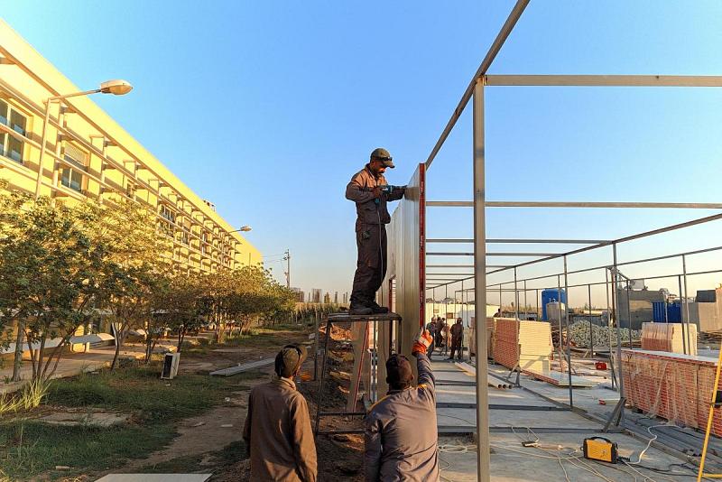 المباشرة بتثبيت جدران الجزء الأوّل من مشروع بناية الحياة لعلاج المصابين بكورونا في محافظة بابل والانتهاء من صبّ أسس الجزء الثاني