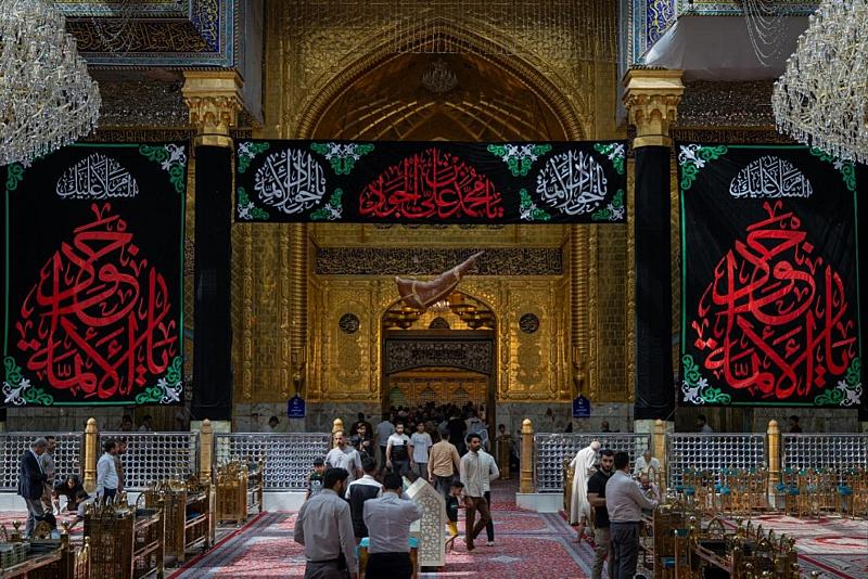 قسم رعاية الصحن الشريف ينشر لافتات الحزن بذكرى شهادة الإمام الجواد (عليه السلام)