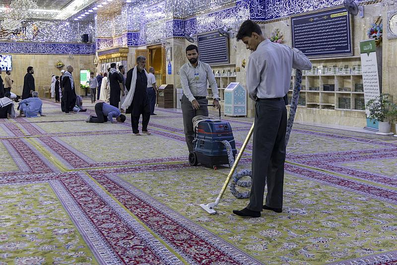 ملاكات قسم مقام الإمام المهدي (عجّل الله فرجه) تنفّذ حملة لتنظيف أروقته