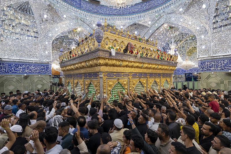 الزائرون يحيون ليلة عيد الأضحى المبارك عند مرقد أبي الفضل العباس (عليه السلام)