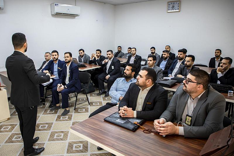 أكاديمية التطوير الإداري تنظم محاضرة تطبيقية لتنمية مهارات الإلقاء لطلبتها