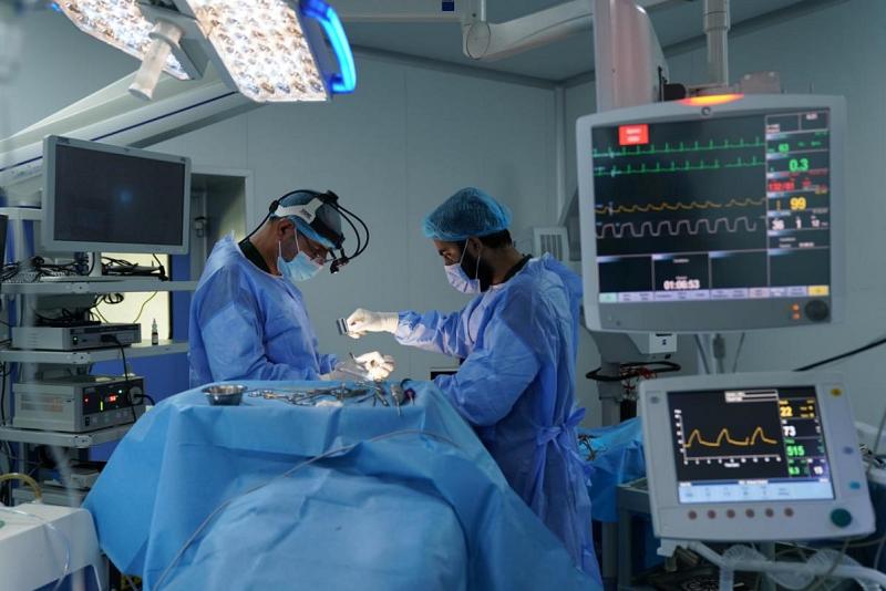 بعملية نوعية.. فريق طبّي في مستشفى الكفيل ينجح برفع ورم دموي أضرّ بمريضة