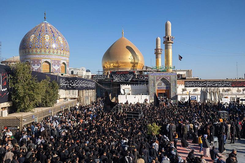 جموع المؤمنين يحيون ذكرى شهادة الإمام علي الهادي (عليه السلام) في سامراء