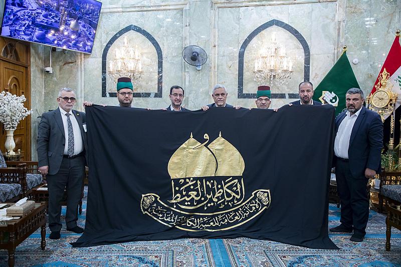 وفد العتبة الكاظمية يقدم راية الإمامين الجوادين (عليهما السلام) للعتبة العباسية