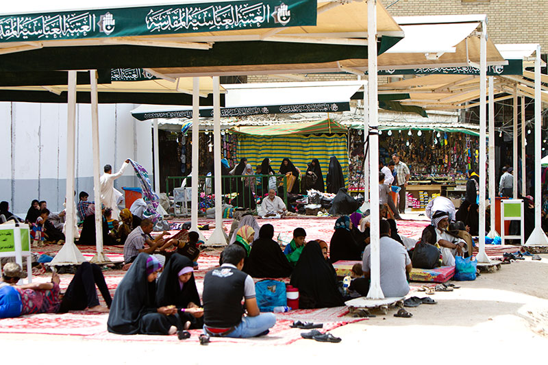 مظلّات متحرّكة ينشرها قسم الشؤون الخدمية في العتبة العباسية المقدسة في المناطق القريبة منها.. 
