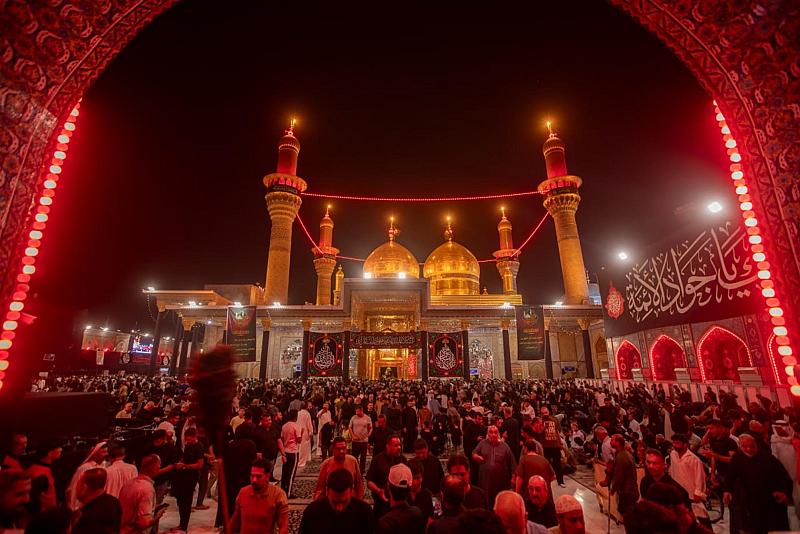 بالصور.. جموع المعزين تحيي ذكرى شهادة الإمام الجواد (عليه السلام) عند مرقده الطاهر