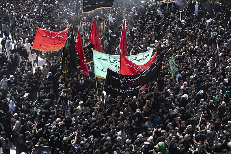 العشائر العراقية تحيي ذكرى دفن الأجساد الطاهرة عند مرقدي الإمام الحسين وأخيه العباس (عليهما السلام)