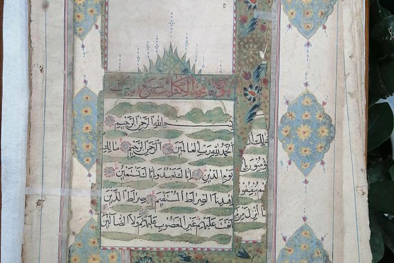 قسم الشؤون الفكرية يشرع بترميم مصاحف تعود إلى القرن الثالث عشر الهجري