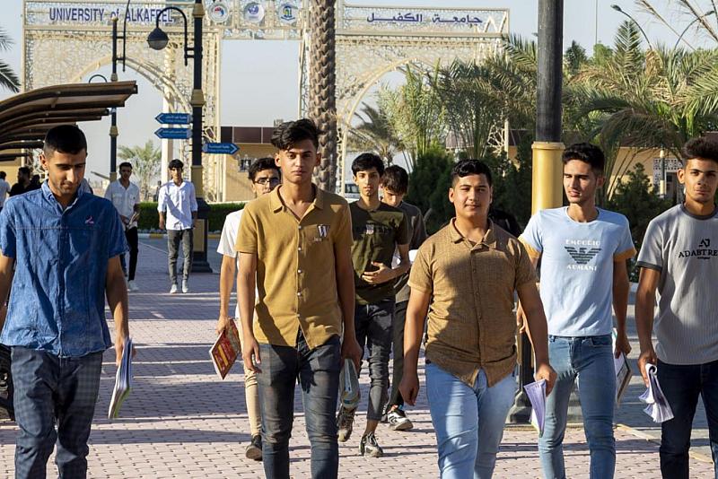 المئات من طلبة السادس الإعدادي يؤدّون الامتحانات النهائية في جامعة الكفيل