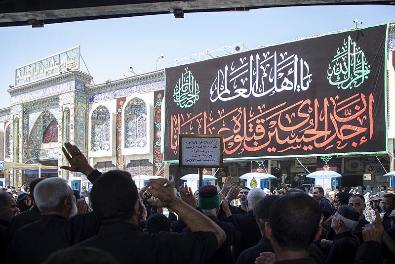 عند المرقدين الطاهرين.. مواكب العزاء تحيي ذكرى شهادة الإمام الحسن (عليه السلام)