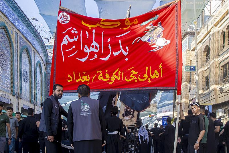بالتنسيق مع قسم الشعائر.. مواكب العزاء تُحيي اليوم الثاني من شهر صفر عند مرقد أبي الفضل العباس (عليه السلام)