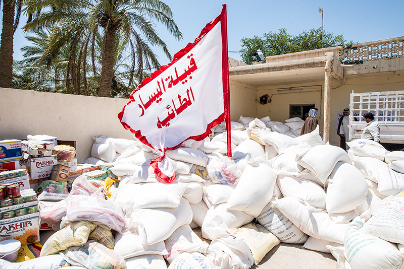 عشيرة اليسار الطائية تُسلّم للعتبة العباسية المقدسة موادّاً غذائية جافة من أجل توزيعها على العوائل النازحة..